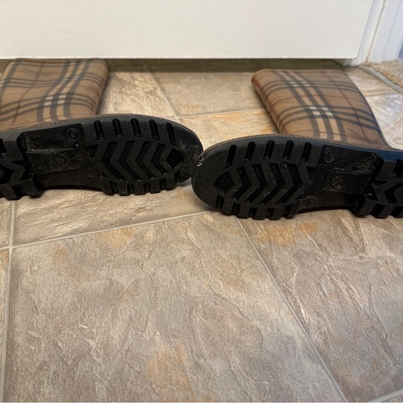 Burberry rain boots size 40 - Picture 6 of 8